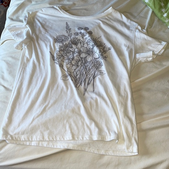 Fifth Sun Flower Design Tee-Shirt - Picture 1 of 3